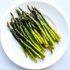 Best-Roasted-Asparagus-on-plate