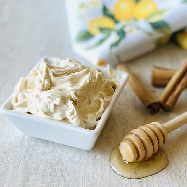 manuka-honey-butter-in-dish-with-honey-dipper