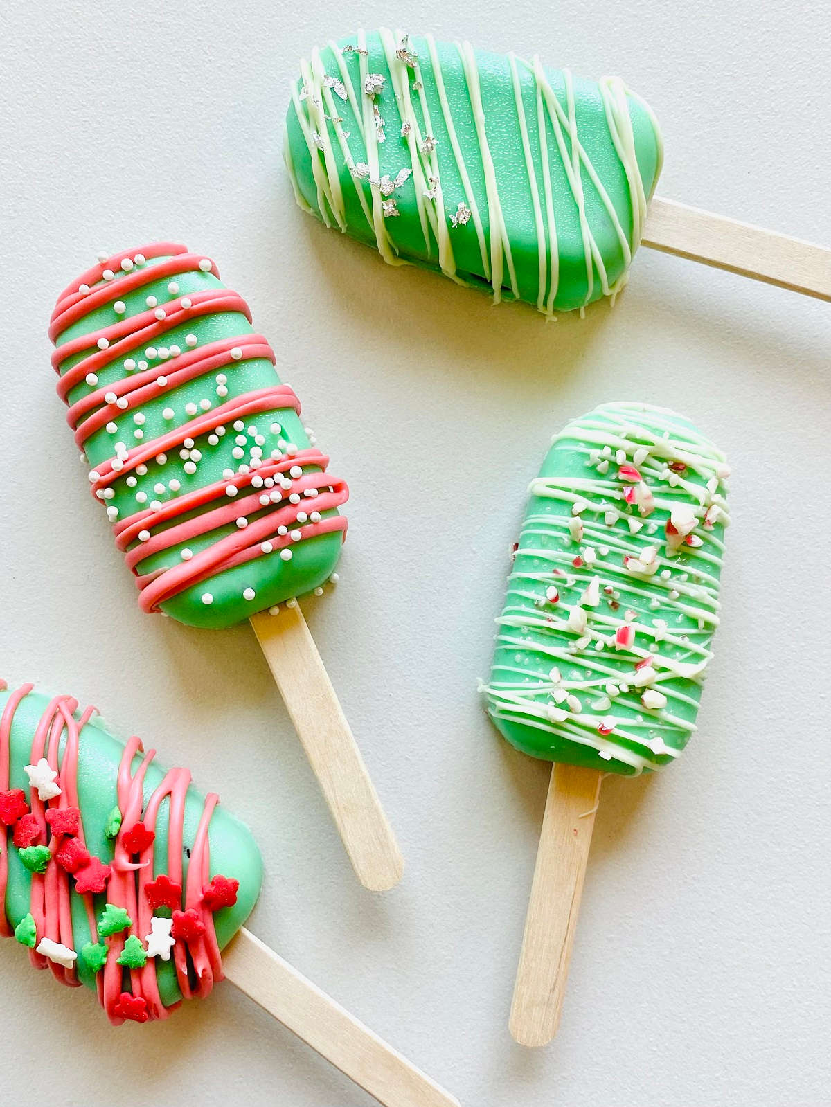 four different decorated Christmas cakesicles