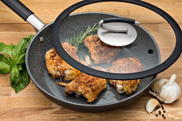 DaTerraCucina frying pan with chicken in it