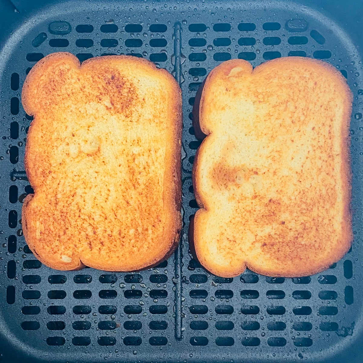 toast bread in air fryer basket