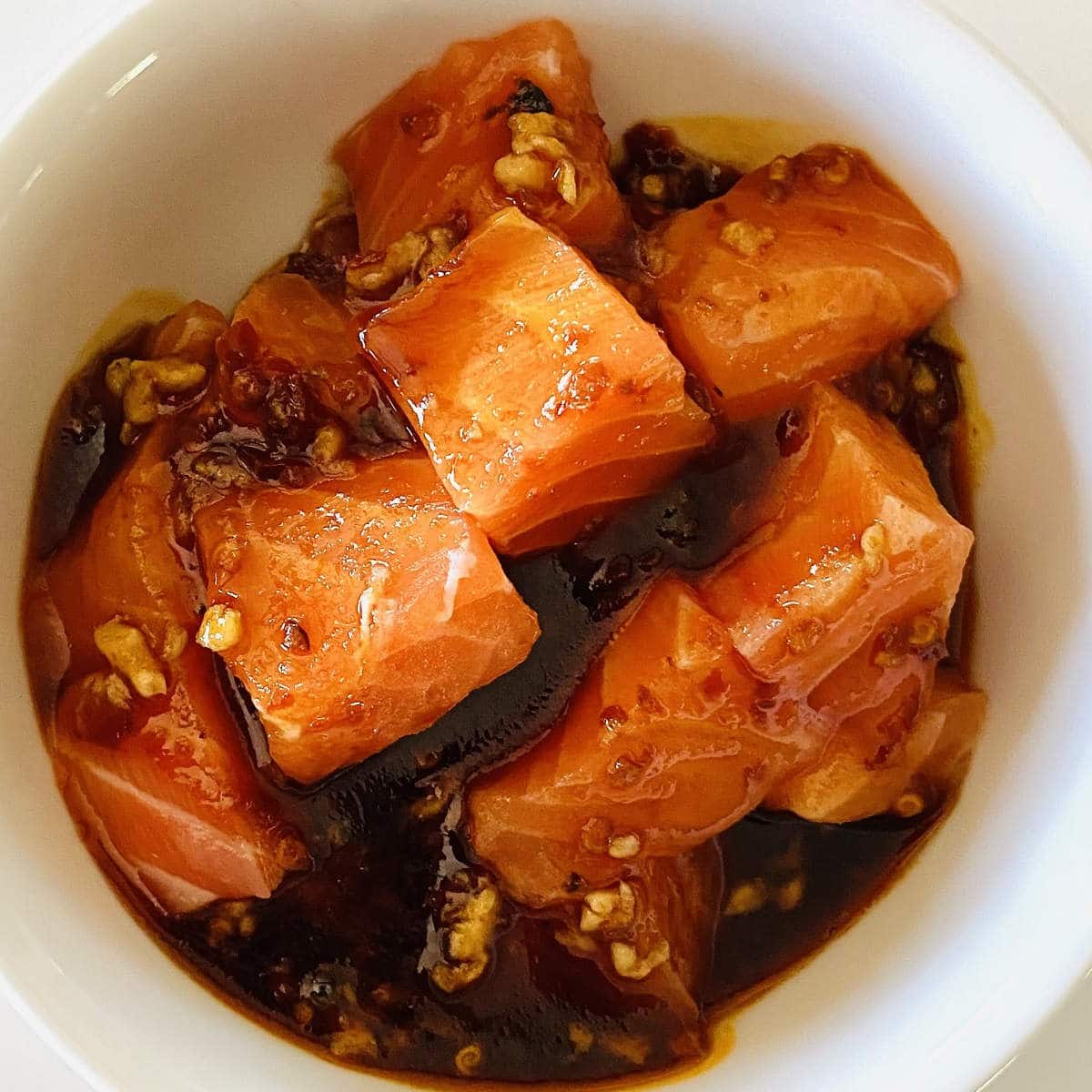cubed marinated salmon for spicy salmon bowl